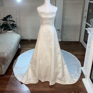 💍 VENUS BRIDAL Cathedral Length Satin Wedding Gown – Never Worn